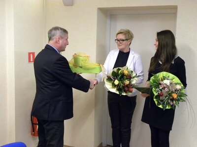 Burmistrz Jan Labus podziękował także opiekunce wokalistki Urszuli Pisuli-Bienieckiej.  